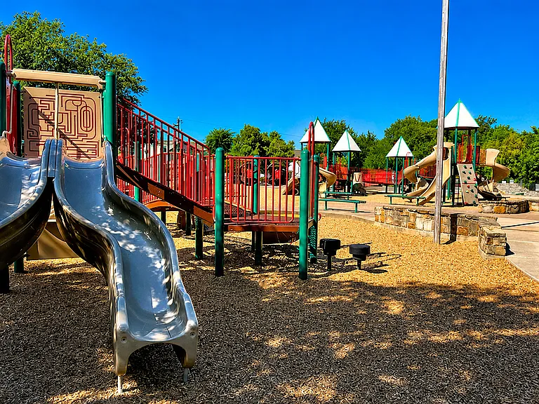 Kidd Springs Recreation Center is just across the street, offering free yoga classes, a fitness center, tennis courts, scenic walking trails, and swimming pools.