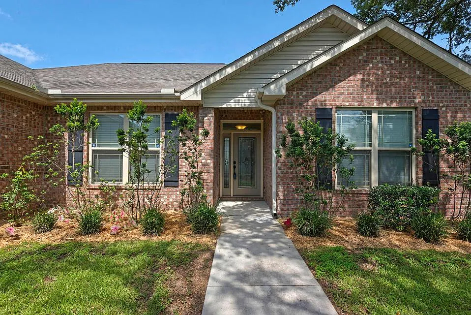 4 bed, 2.0 bath, 1855 sqft, $2,725 — Photo 3