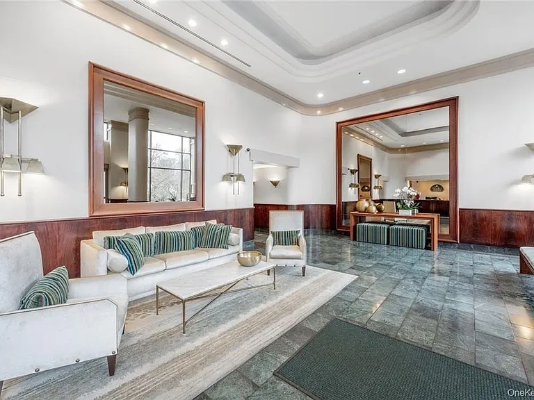 35 N Chatsworth Ave #3V — Photo 2