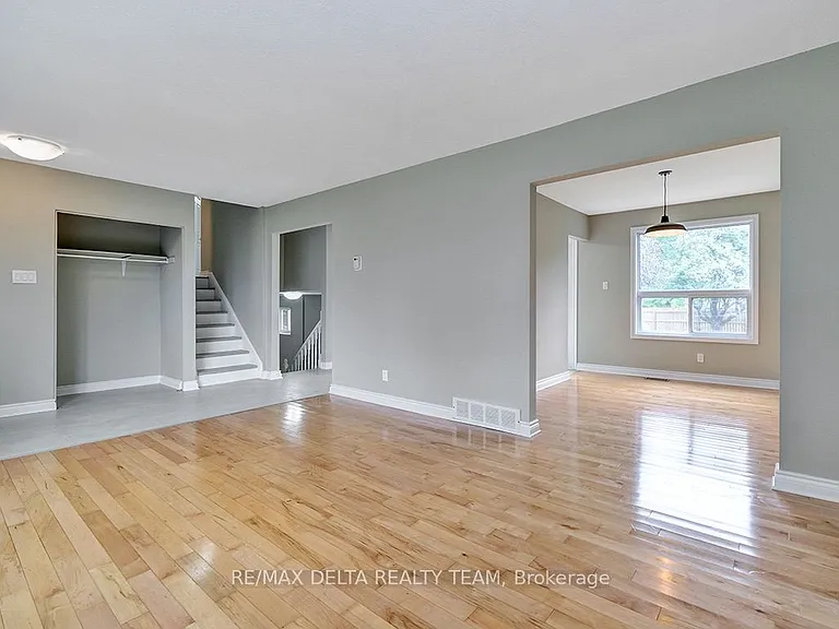 397 Phoenix Cres — Photo 8