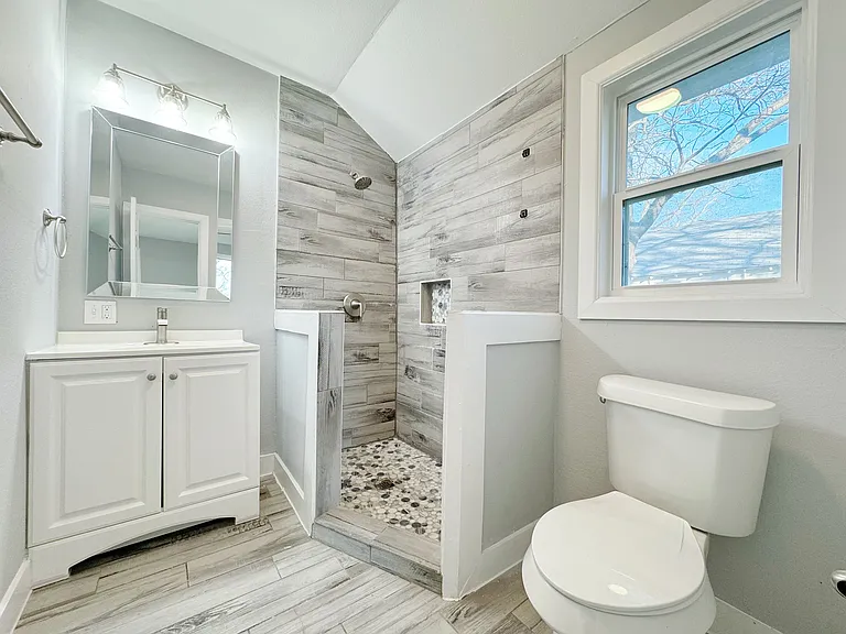 655 E Live Oak St — Photo 6