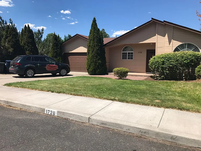 1728 NE Mark Ct — Photo 5