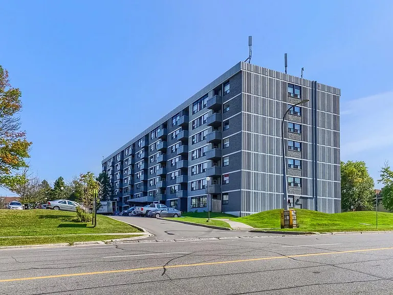 145 Wellington St W — Photo 3