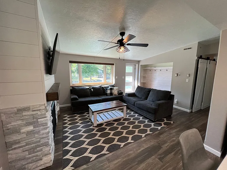 505 Deer Dr — Photo 3