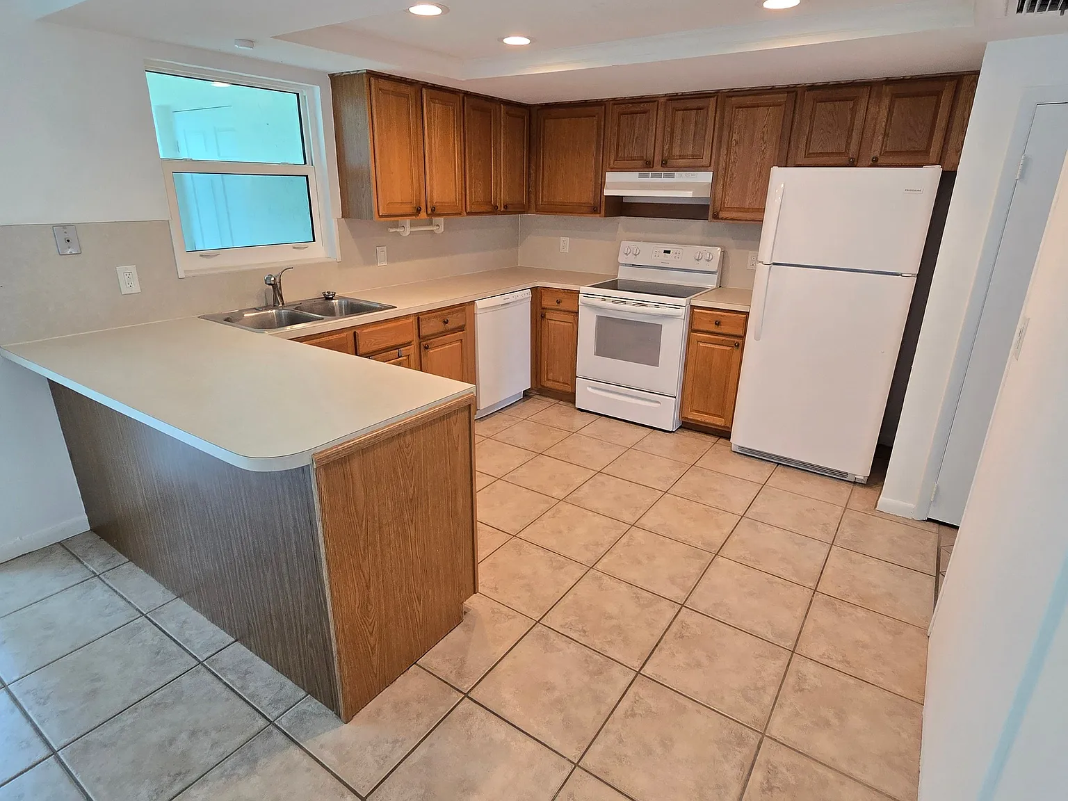 3 bed, 2.5 bath, 1668 sqft, $2,400 — Photo 3