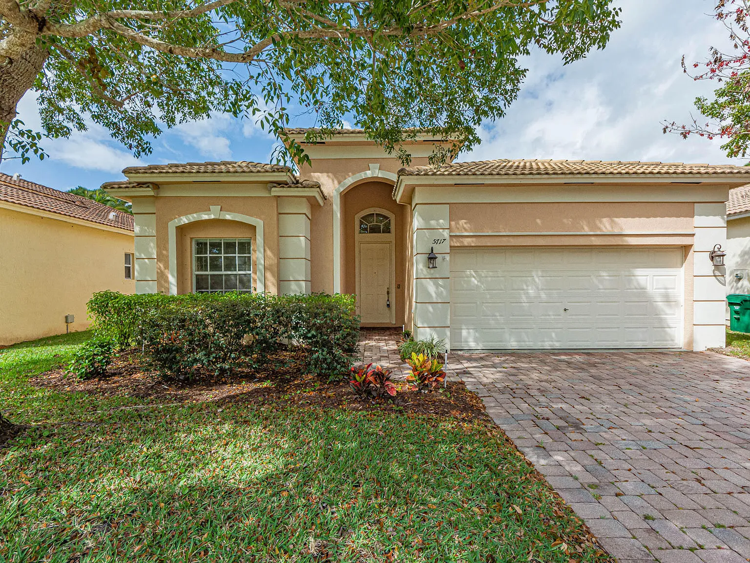 3 bed, 2.0 bath, 2484 sqft, $2,100 — Photo 2