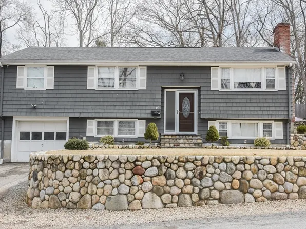 215 Trull Ln E, Lowell, MA 01852