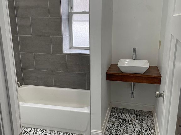 5th image of 3844 S Wood St #2