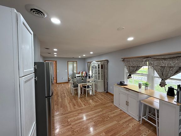 4th image of 208 W Nippersink Rd