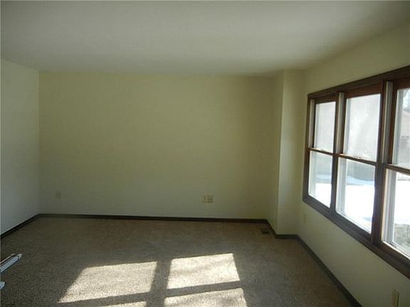 3rd image of 219 Illinois Dr