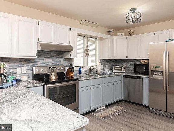 3rd image of 23203 Bridgeway Dr W