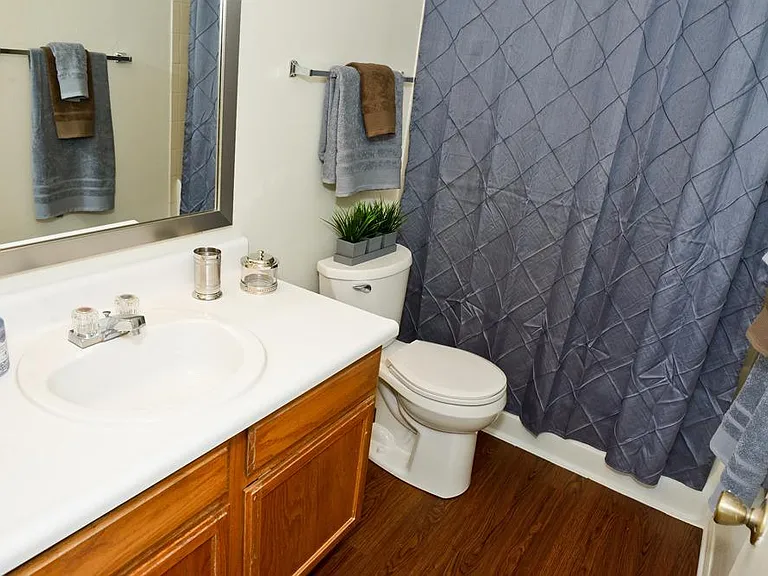Hunters Point Apartments — Photo 16