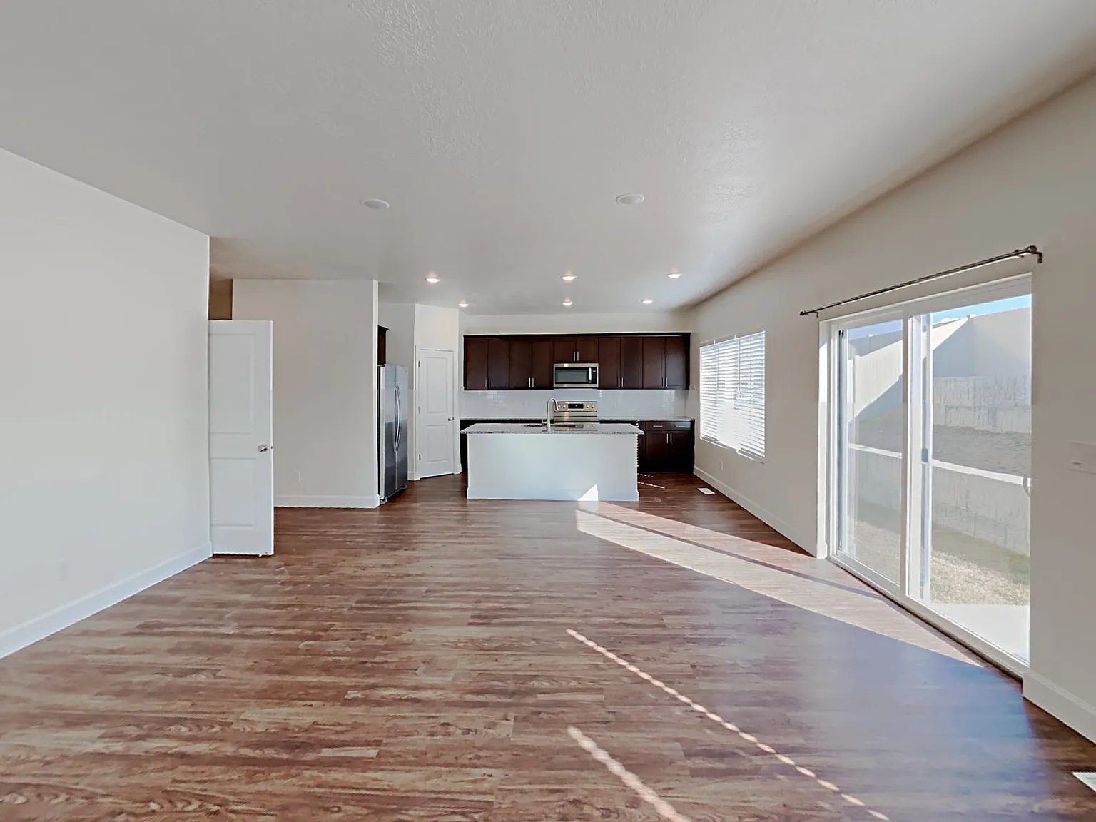 6 bed, 3.5 bath, 3277 sqft, $3,455 — Photo 4