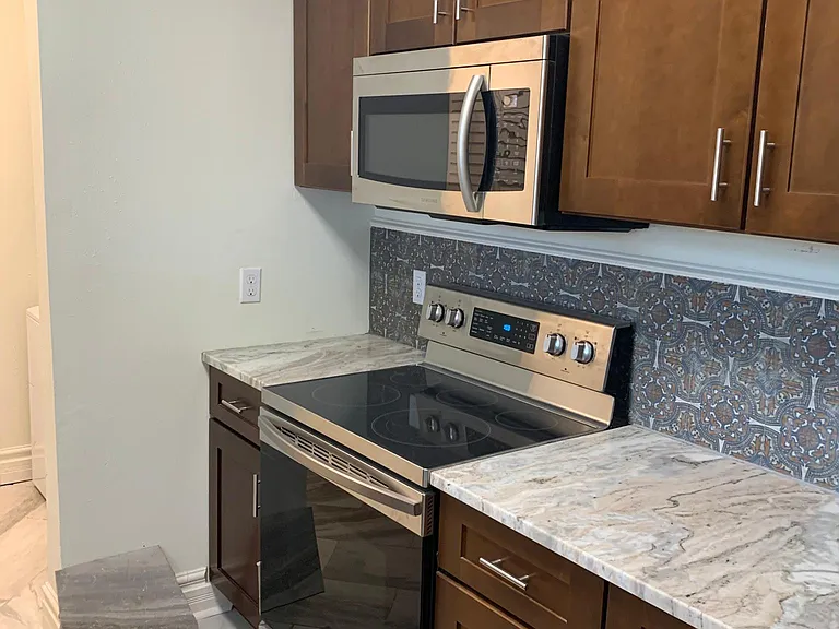 950 Linden St — Photo 5