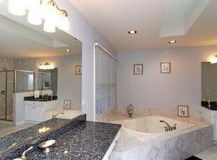 28875 N Forest Lake Ln, Libertyville, IL