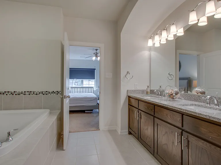 6638 Deleon St — Photo 4