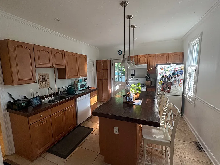 4105 Whitman Ave — Photo 2