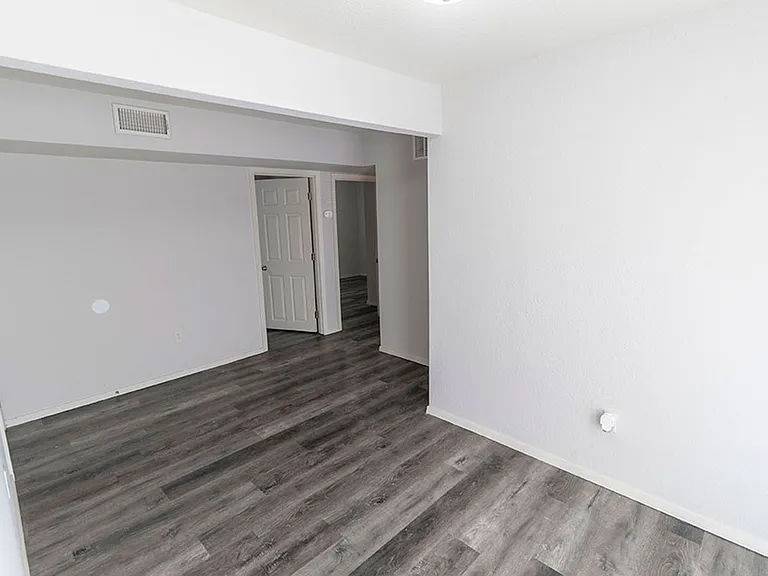 215 N West Blvd — Photo 19