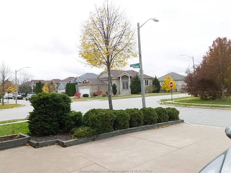 4694 Helsinki Cres — Photo 2