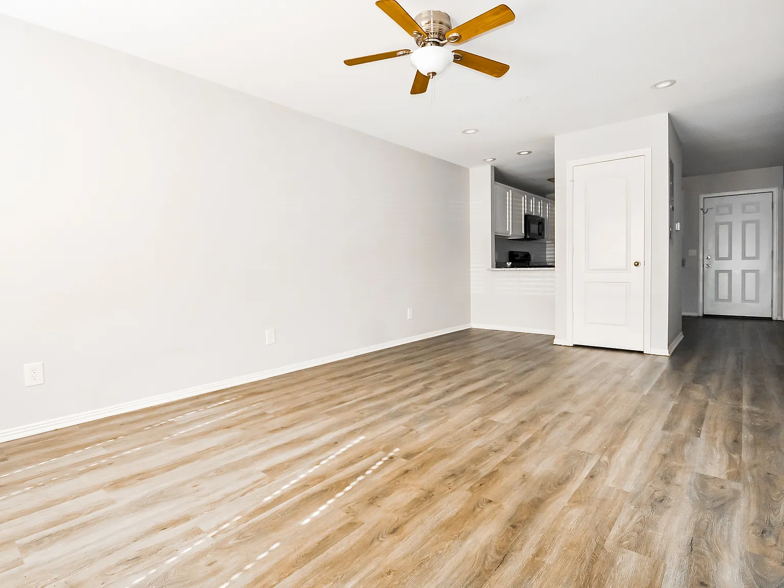1446 West Netherland Way - 3 — Photo 2