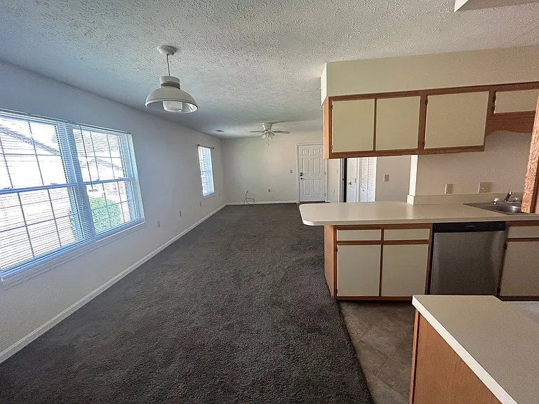 Bridgeport Landing Apartments — Photo 5