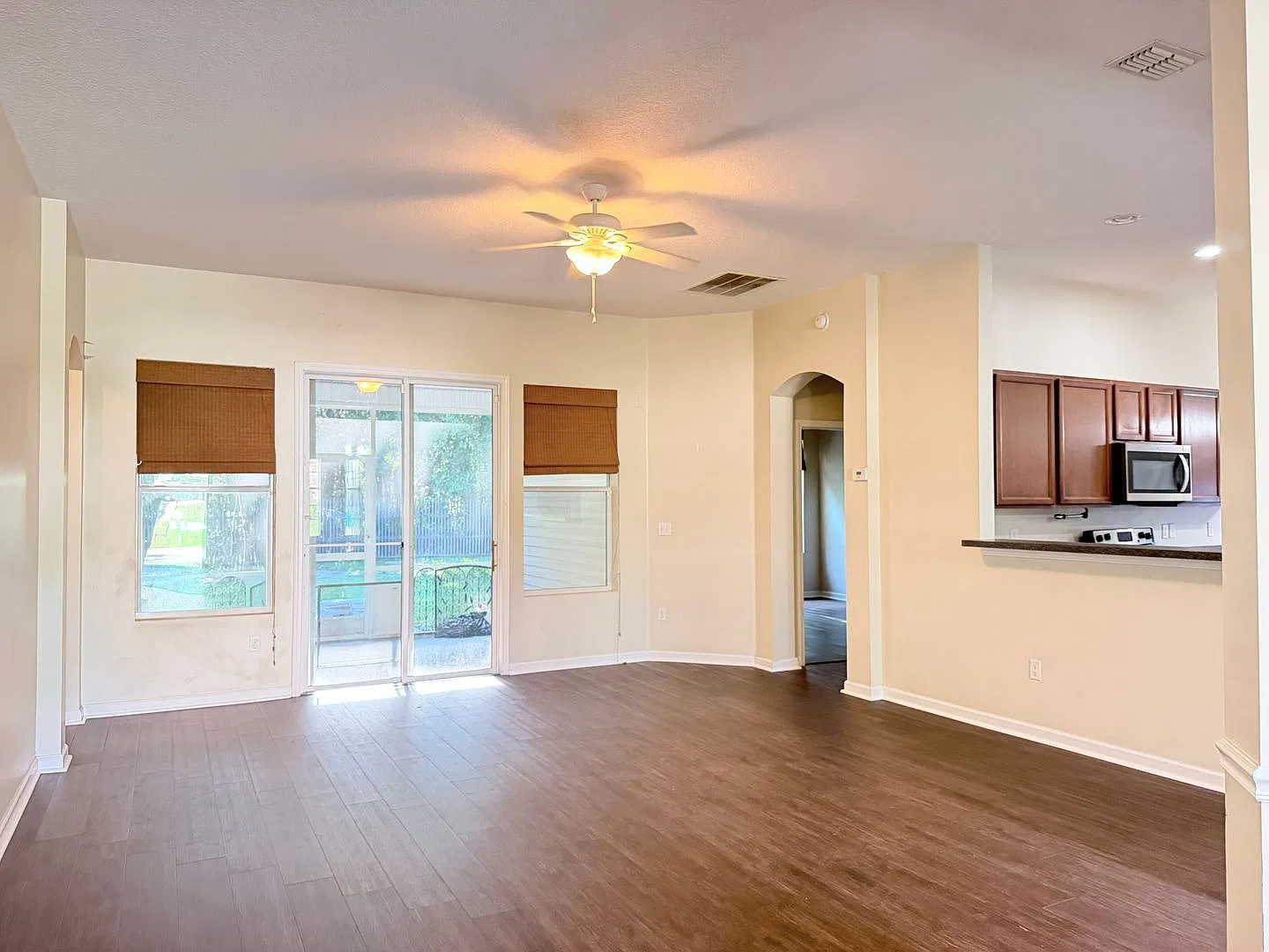 Great location 4/2 Fenced and spacious - Easy commute to Airport, Downtown, military bases, beach... — Photo 4