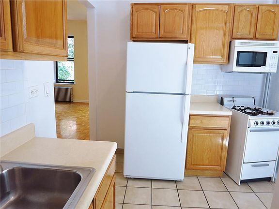 5th image of 219 E 94th St APT 3A