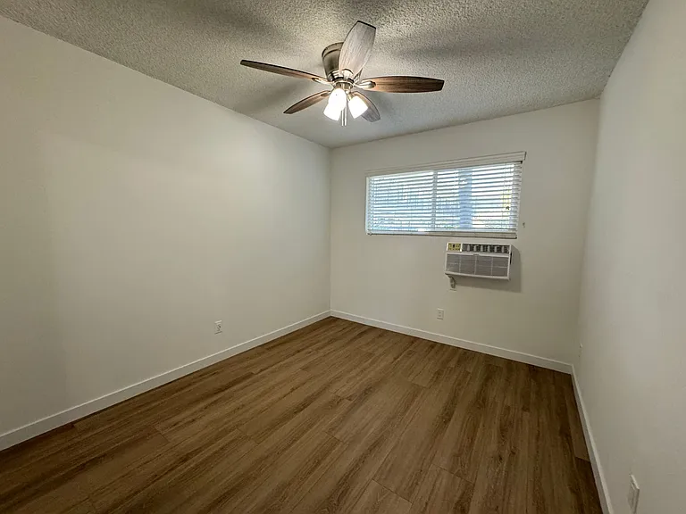 14220 Burbank Blvd — Photo 27