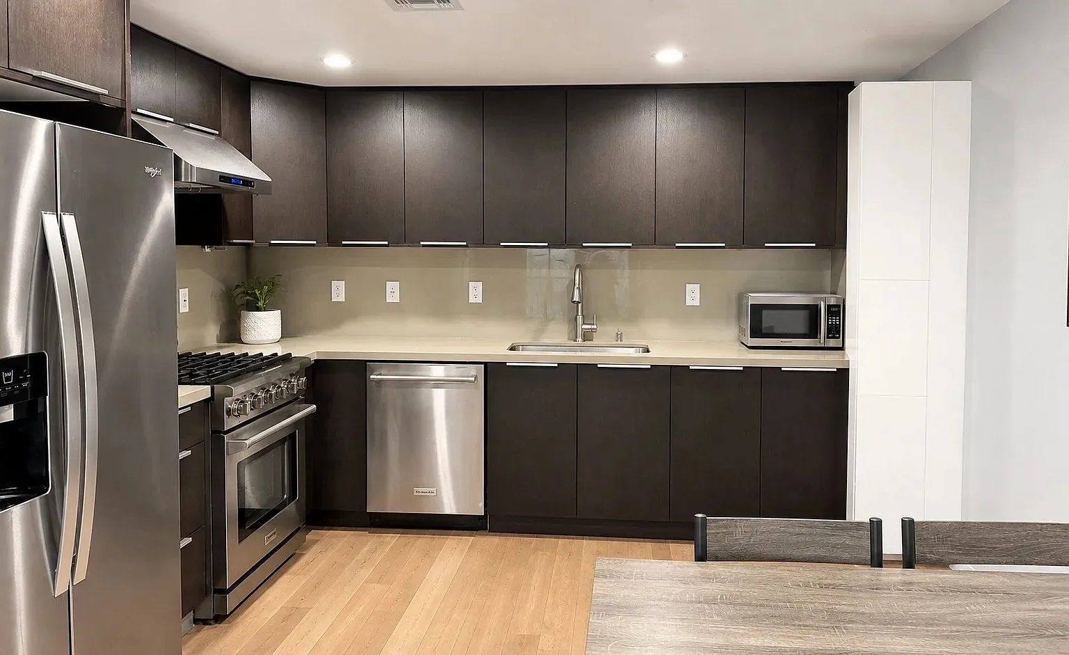 2 bed, 917 sqft, $3,050 — Photo 3