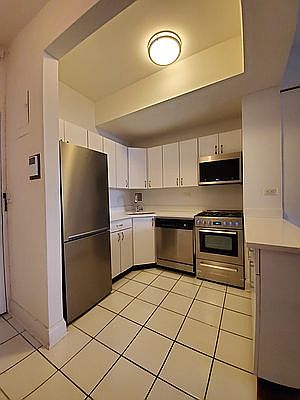 3rd image of 235 W 22nd St APT 7Z