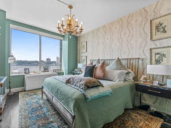 200 Riverside Boulevard image 5 of 12