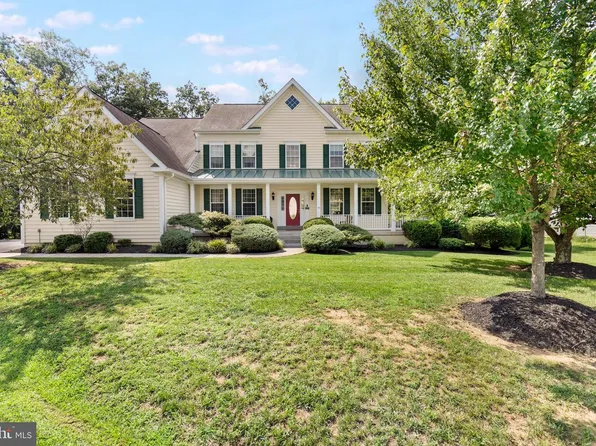 102 Aquifer Dr, Falling Waters, WV 25419