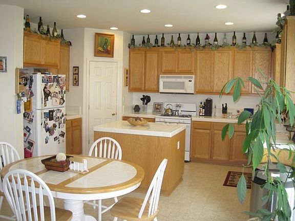 Kitchen w/Island & Pantry