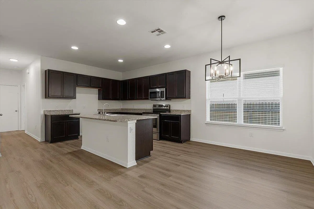 4 bed, 2.0 bath, 1698 sqft, $1,995 — Photo 3