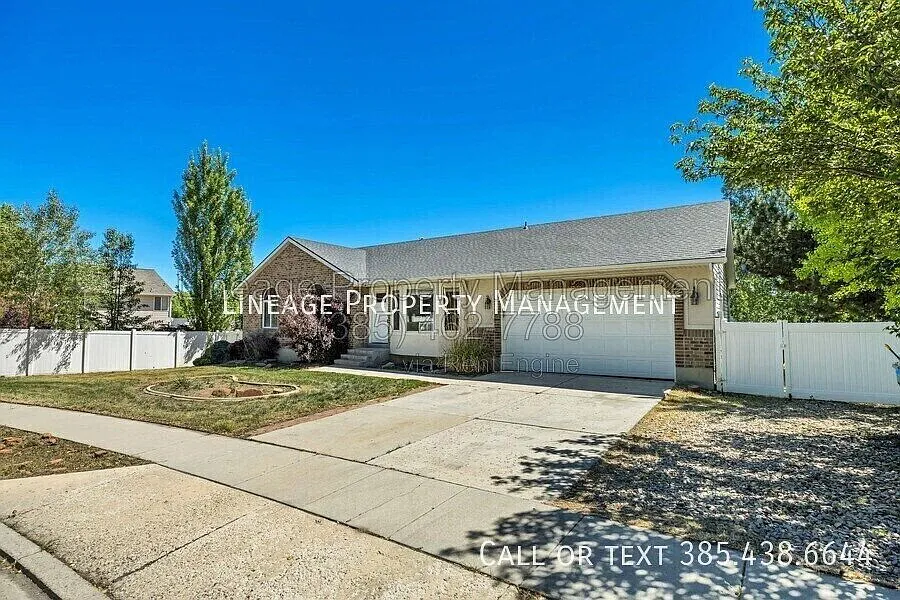 3 bed, 2.0 bath, 1300 sqft, $2,000 — Photo 2