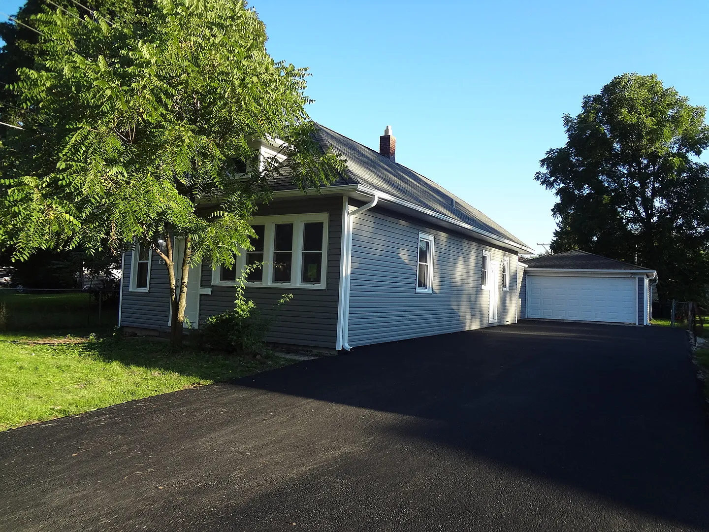 693 Elma Ave photo 1