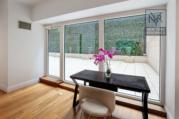 Sold by New York Residence | media 5
