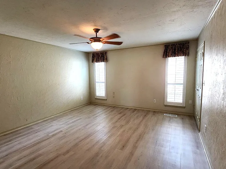 7900 Lakehurst Dr — Photo 15