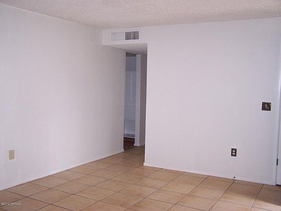 5th image of 970 W Walnut St