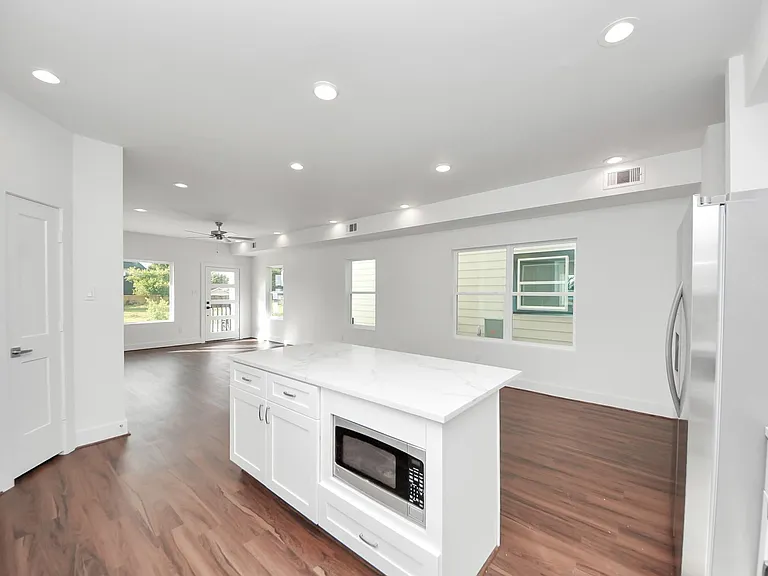 611 E 39th St #D — Photo 11
