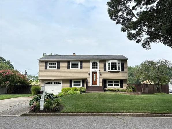 18 Hofstra Drive, Farmingville, NY 11738