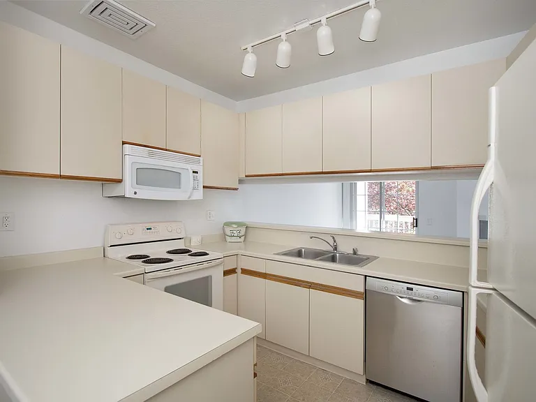 2060 Sutter St #205 — Photo 3