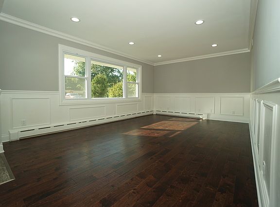 4th image of 916 Rosary Ln