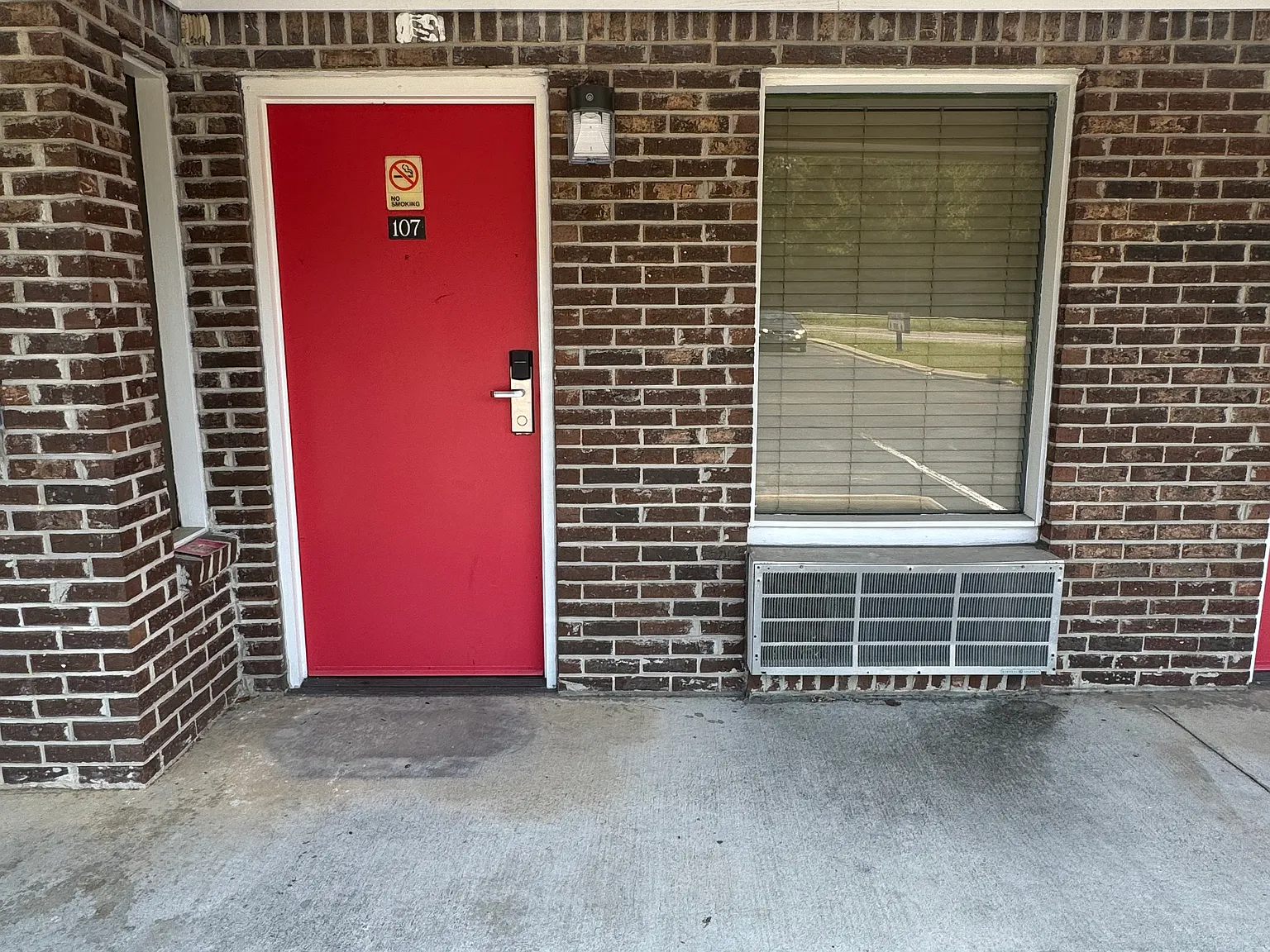 Studio, 1.0 bath, 350 sqft, $750 — Photo 2