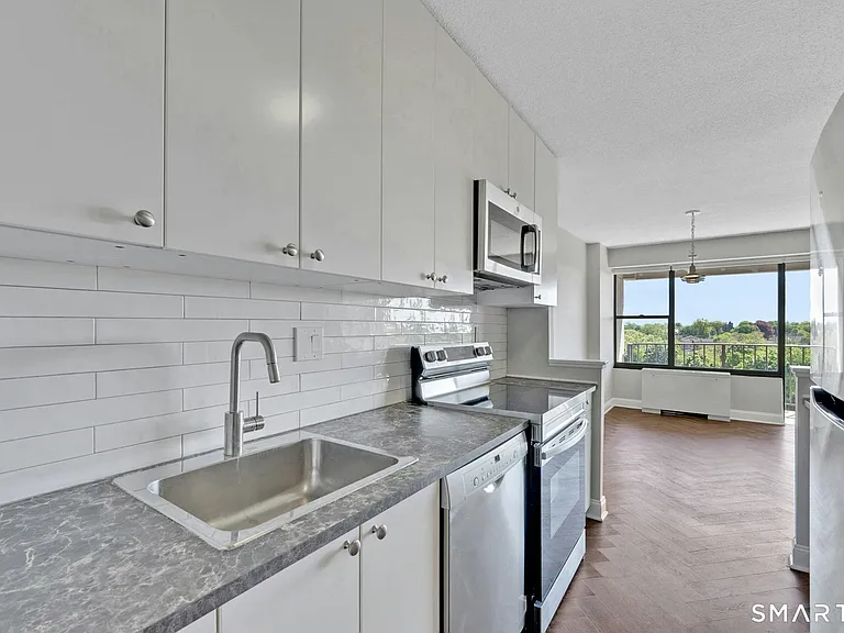 44 Strawberry Hill Ave #7E — Photo 12