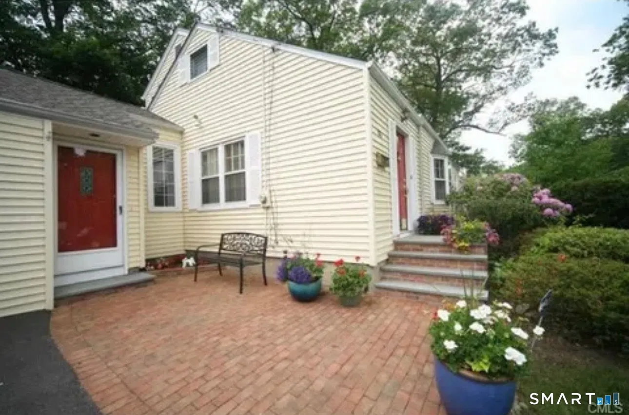 4 bed, 2.0 bath, 2325 sqft, $4,800 — Photo 4