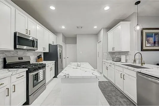4 bed, 2.5 bath, 2952 sqft, $5,600 — Photo 4