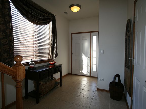 Big foyer w/ window & closet