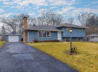 5318 Clover Dr, Lisle, IL 60532