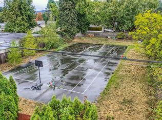 15590 E Burnside St, Portland, OR 97233